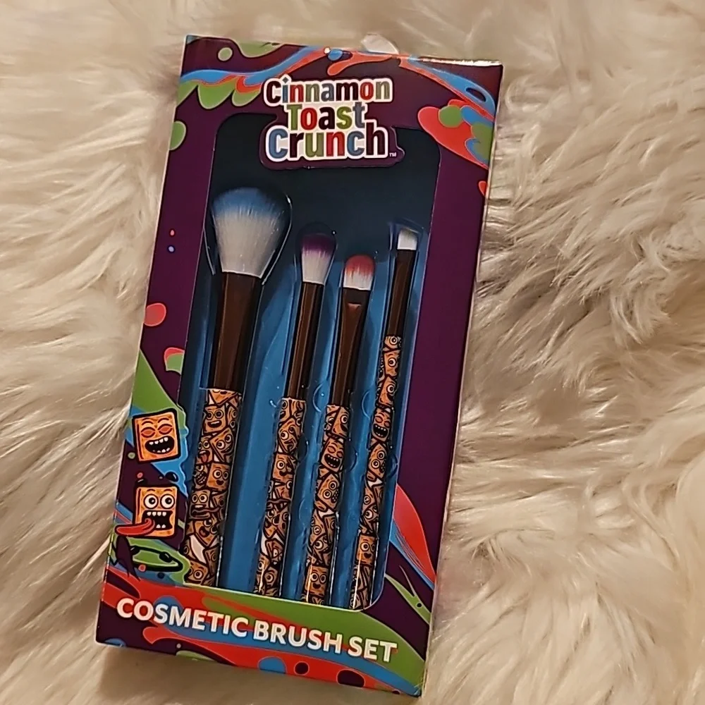 Cinnamon Toast Crunch 4 Piece Cosmetic Brush Set